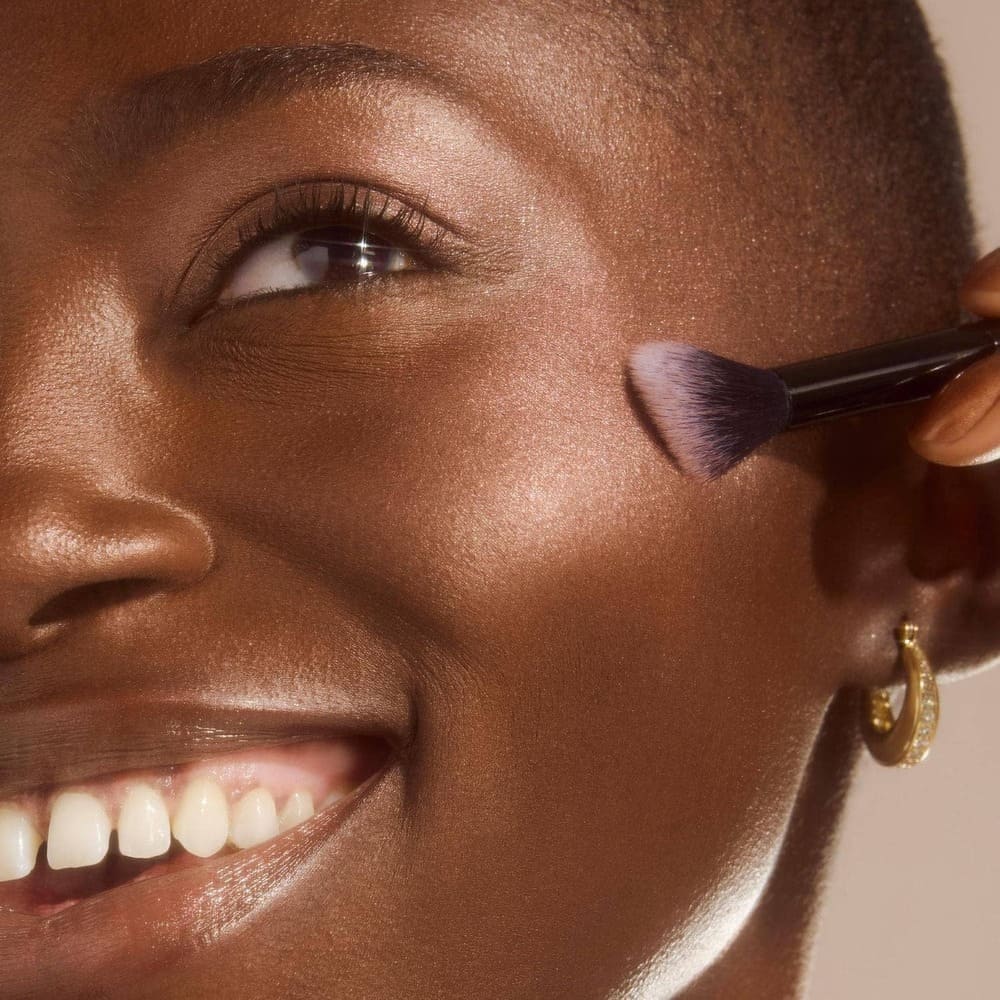 E.L.F. HIGH POINTS HIGHLIGHTER BRUSH (BROCHA AHUSADA PARA ILUMINADOR)